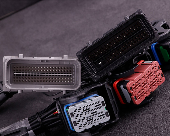 Adapter do połączenia seryjnej wiązki silnika MaxxECU 1898 Chevrolet Corvette C6 (E38 ECM) 6.0, 6.2, 7.0 (V8) z komputerami MaxxECU PRO